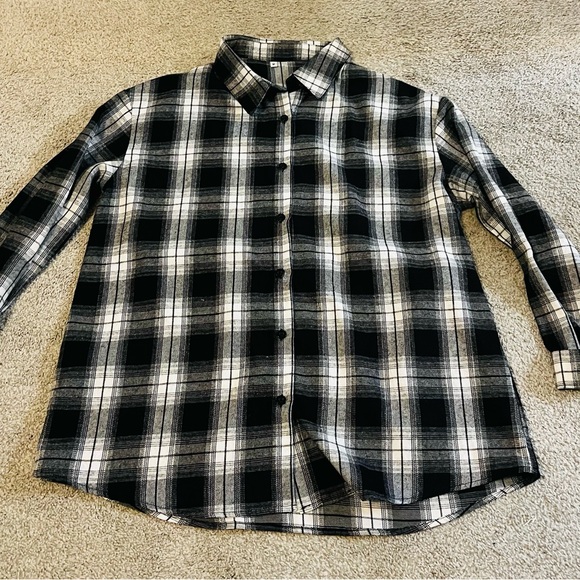 Black and White Plaid Womens Button Down
Size Medium - Picture 1 of 2